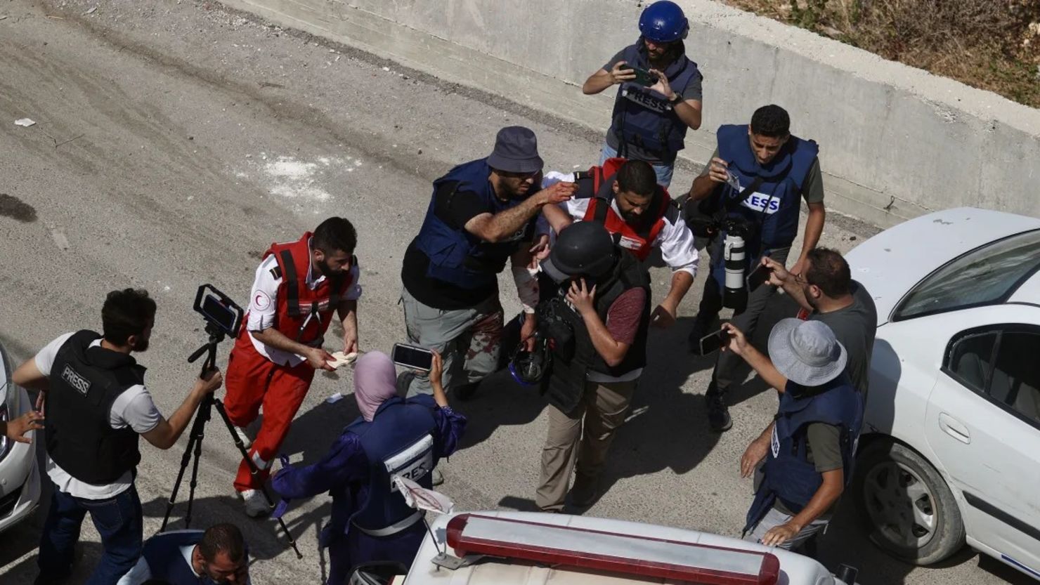 Cuatro periodistas que fueron heridos mientras cubrían una redada israelí en Kafr Dan son trasladados al hospital en Jenin, en la Ribera Occidental ocupada, el 3 de septiembre de 2024. Crédito: Issam Rimawi/Anadolu/Getty Images.