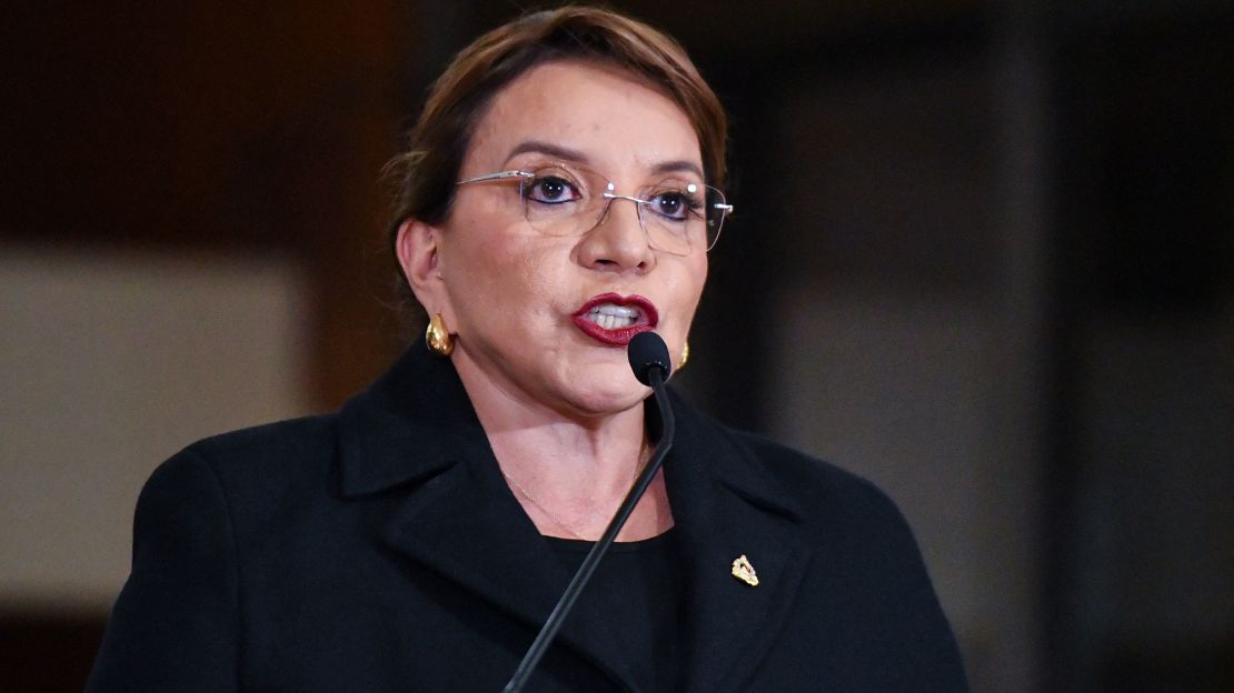 La presidenta de Honduras Xiomara Castro durante una conferencia de prensa en San José el 20 de junio de 2024. Crédito: EZEQUIEL BECERRA/AFP vía Getty Images