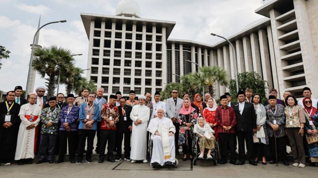 El papa Francisco (centro) y el gran imán de la mezquita Istiqlal, Nasaruddin Umar (en el centro, a la izquierda), posan con líderes religiosos en la mezquita Istiqlal en Jakarta el 5 de septiembre de 2024.