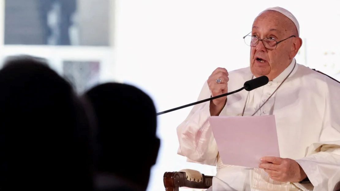 El papa Francisco habla en una reunión interreligiosa en la mezquita Istiqlal en Jakarta, Indonesia, el 5 de septiembre de 2024.