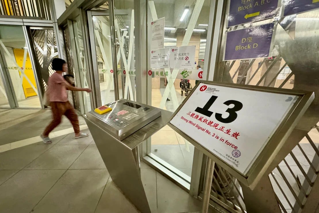 Las ventanas y puertas están selladas mientras Hong Kong se prepara para la llegada del tifón Yagi.