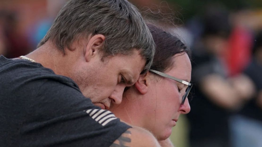 Personas asisten a una vigilia en Jug Tavern Park después de un tiroteo en Apalachee High School en Winder, Georgia, este miércoles.