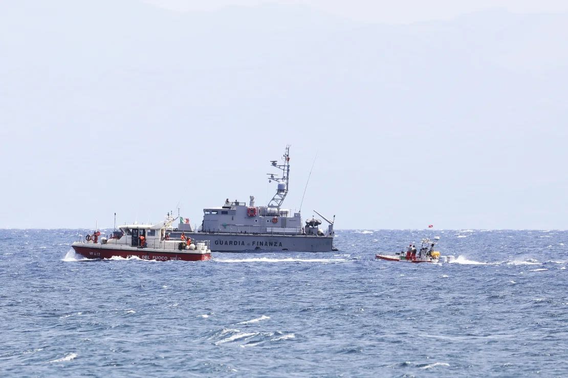 Los equipos de emergencia buscan víctimas después de que el barco desapareciera frente a la costa de Sicilia el 19 de agosto.