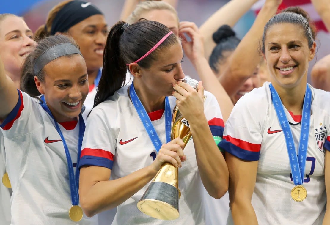 Morgan celebra con el trofeo de la Copa del Mundo en 2019. Crédito: Richard Heathcote/Getty Images