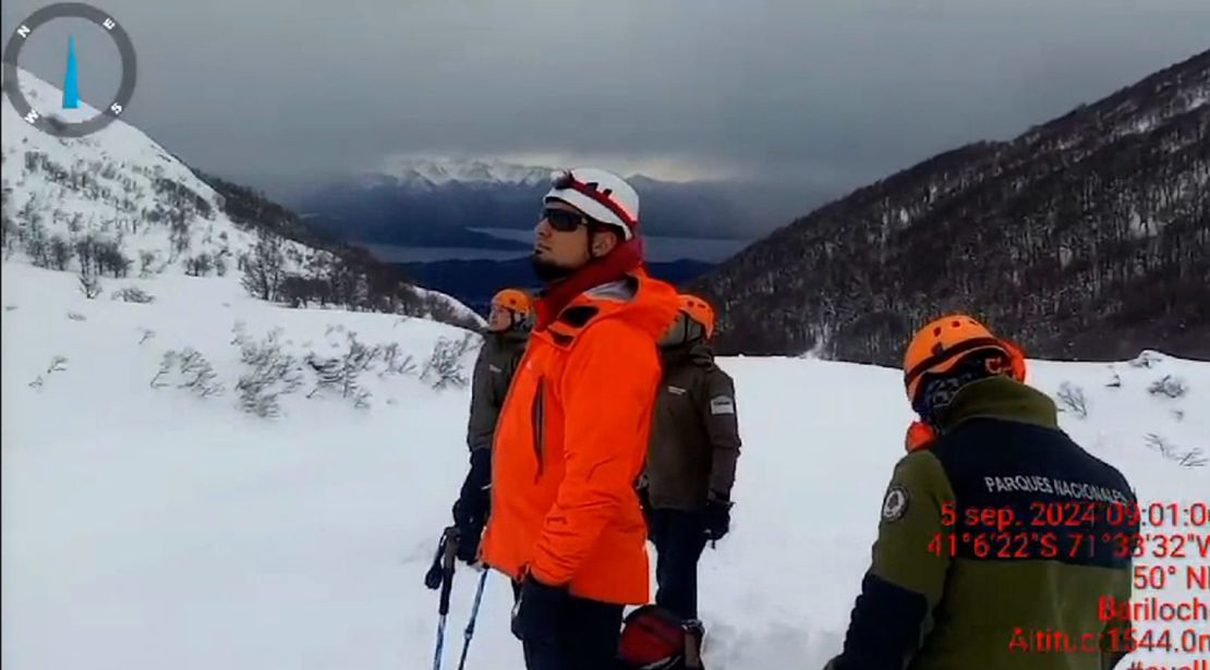 Una mujer murió y dos turistas fueron rescatados tras una avalancha en Argentina.