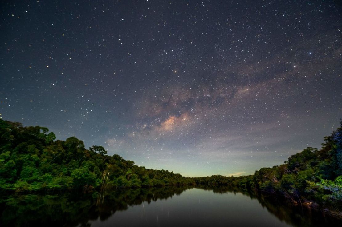 Vista del cielo nocturno iluminando el río Manicore, situado en el municipio de Manicore, estado de Amazonas, Brasil, en la selva amazónica, el 07 de junio de 2022.