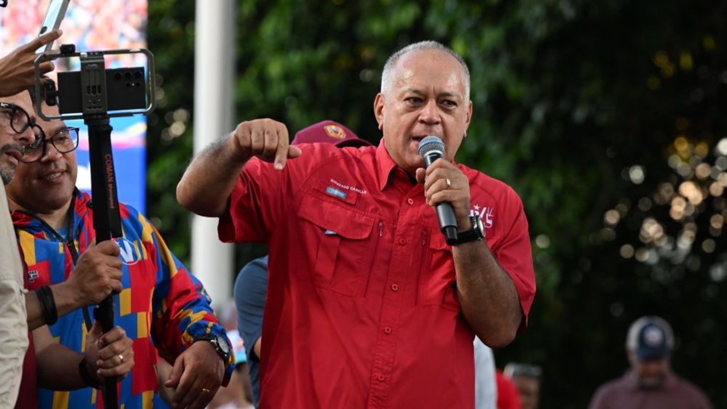Diosdado Cabello habla con sus partidarios durante la 'Gran Marcha Mundial por la Paz' en apoyo al actual presidente de Venezuela, Nicolás Maduro, el 17 de agosto de 2024 en Caracas, Venezuela. (Foto:  Alfredo Lasry R/Getty Images).