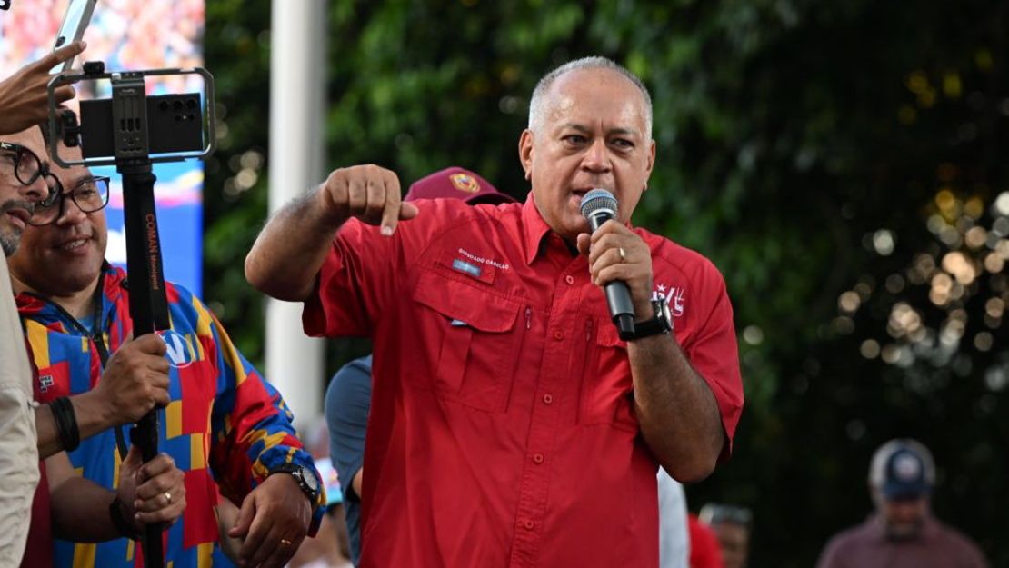 Diosdado Cabello habla con sus partidarios durante la 'Gran Marcha Mundial por la Paz' en apoyo al actual presidente de Venezuela, Nicolás Maduro, el 17 de agosto de 2024 en Caracas, Venezuela. (Foto: Alfredo Lasry R/Getty Images).