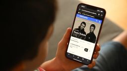 Los aficionados de Oasis acudieron al sitio web de Ticketmaster el sábado temprano para comprar entradas para la gira de reunión de la banda de rock británica el año que viene. Oli Scarff/AFP/Images Getty.