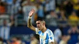 El delantero argentino Ángel Di María abandona el campo de juego tras ser sustituido durante la final de la Copa América Conmebol 2024 el 14 de julio. Crédito: JUAN MABROMATA/AFP vía Getty Images