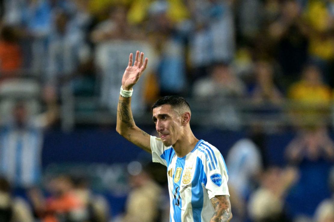 El delantero argentino Ángel Di María abandona el campo de juego tras ser sustituido durante la final de la Copa América Conmebol 2024 el 14 de julio. Crédito: JUAN MABROMATA/AFP vía Getty Images