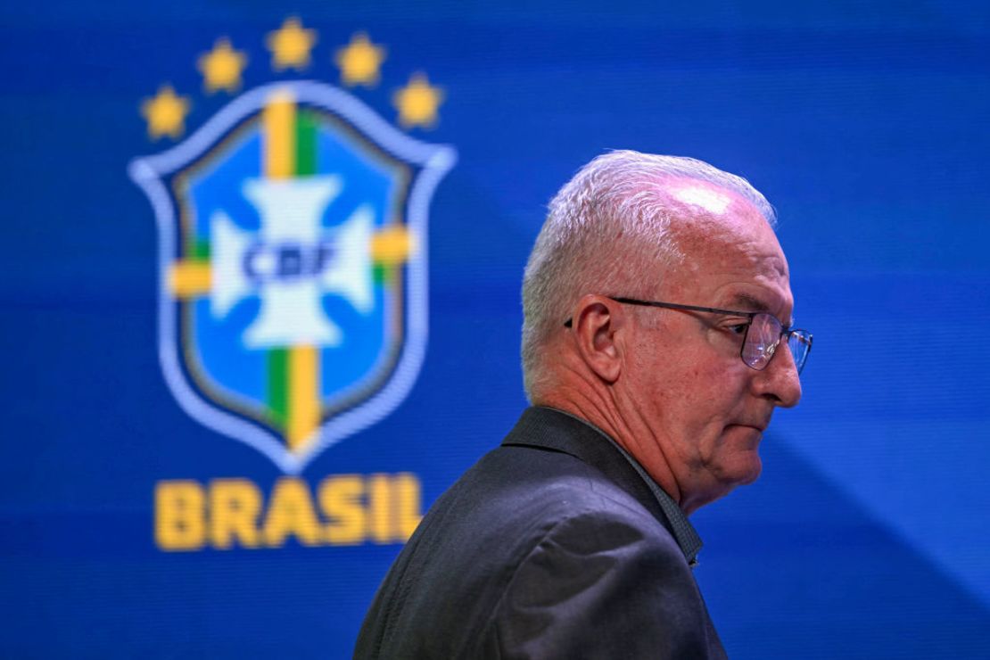 El entrenador de la selección nacional de fútbol de Brasil, Dorival Junior, llega a una conferencia de prensa en Río de Janeiro, Brasil, el 23 de agosto de 2024. Crédito: MAURO PIMENTEL/AFP vía Getty Images