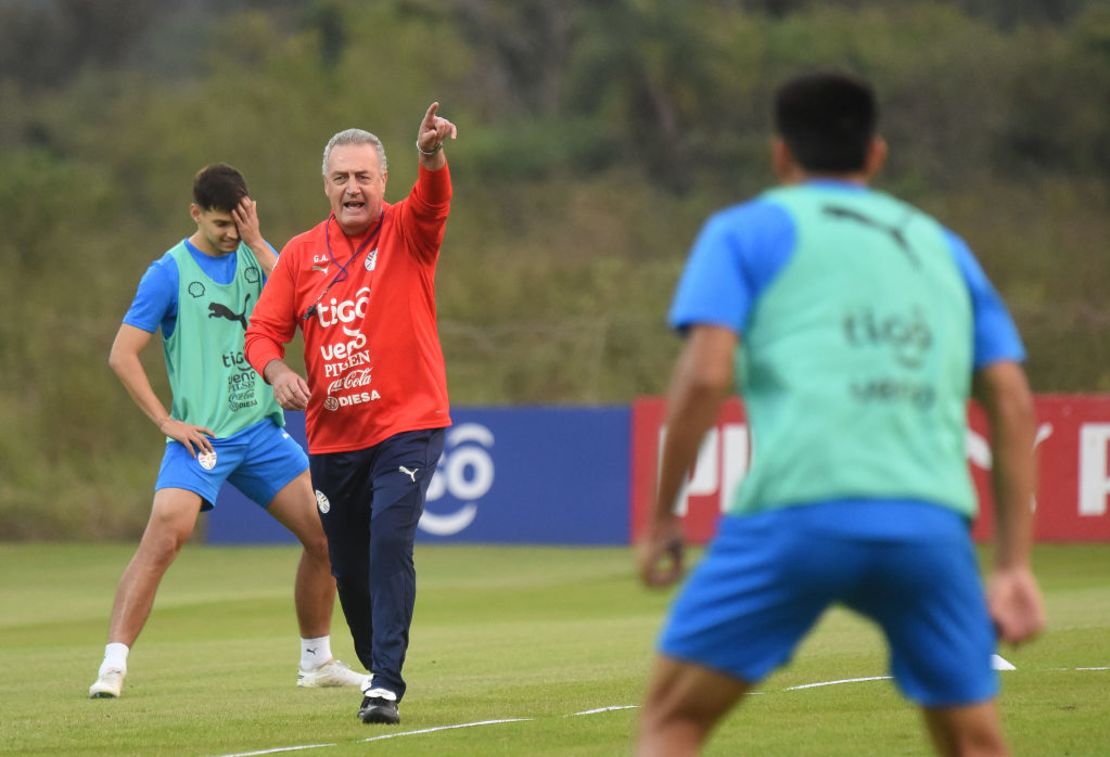 El entrenador de la selección de fútbol de Paraguay, el argentino Gustavo Alfaro hace un gesto durante una sesión de práctica en Ypané, Paraguay, el 2 de septiembre de 2024. Crédito: DANIEL DUARTE/AFP vía Getty Images