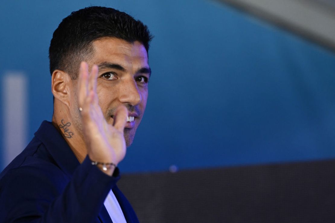 El delantero uruguayo Luis Suárez se despide al final de una conferencia de prensa en el Estadio Centenario de Montevideo el 2 de septiembre de 2024. Crédito: EITAN ABRAMOVICH/AFP vía Getty Images