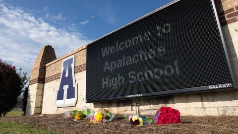 Flores colocadas frente al cartel de la escuela afuera de la escuela secundaria Apalachee el 5 de septiembre de 2024 en Winder, Georgia. Crédito: Jessica McGowan/Getty Images
