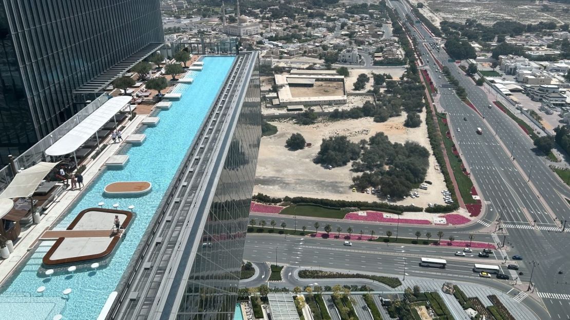 En el edificio en voladizo más largo del mundo se encuentra la piscina infinita suspendida más larga de los Emiratos Árabes Unidos, que tiene 120 metros de largo y 100 metros de alto.