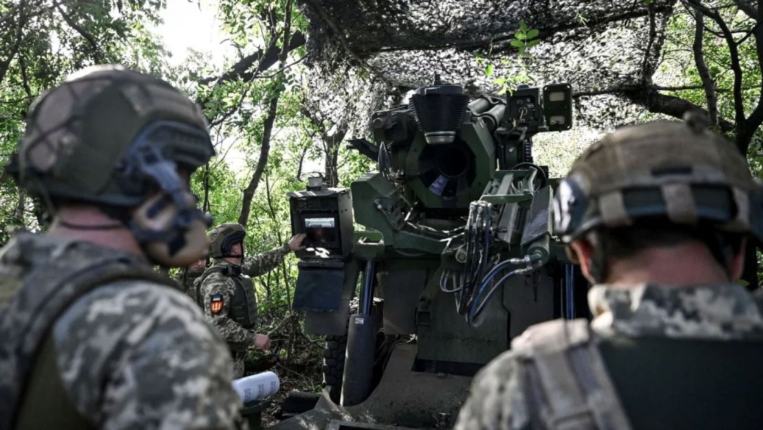 Soldados ucranianos son vistos en una misión de combate en la dirección de Pokrovsk, en la región de Donetsk, este de Ucrania, el 13 de agosto de 2024.