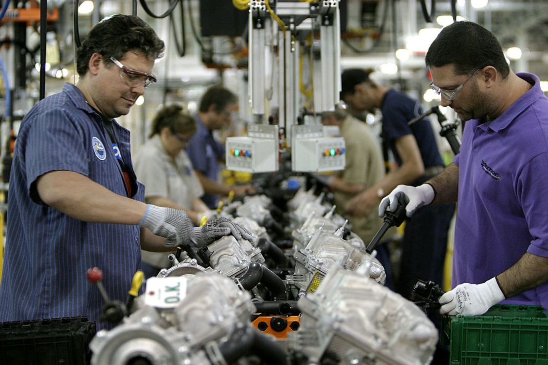 Los empleados ensamblan motores Duratec V-6 en la planta de motores No. 1 de Ford Motor Company el 11 de mayo de 2004 en Cleveland, Ohio. (Foto: Shaun Heasley/Getty Images).