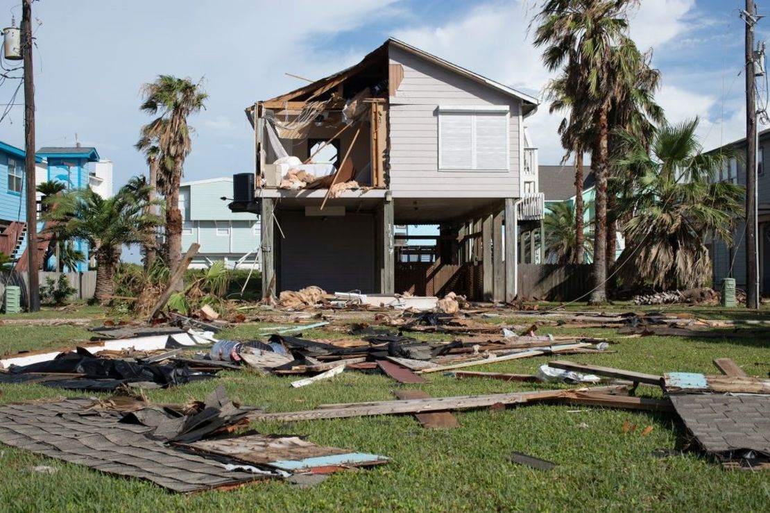 Una casa permanece dañada tras el paso del huracán Beryl por la zona en Surfside Beach, Texas. Crédito: Kaylee Greenlee Beal/Reuters