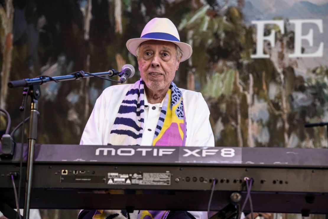 Sergio Mendes en la gala de recaudación de fondos "A Night Of Magic" del Festival Of Arts And Pageant Of The Masters en el Festival of Arts of Laguna Beach el 26 de agosto de 2023 en Laguna Beach, California.