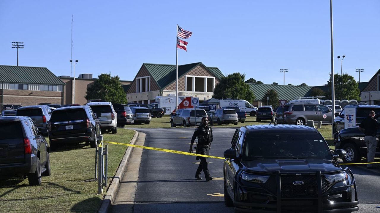 La policía responde a un tiroteo en la escuela secundaria Apalachee en Winder, Georgia, el 4 de septiembre.