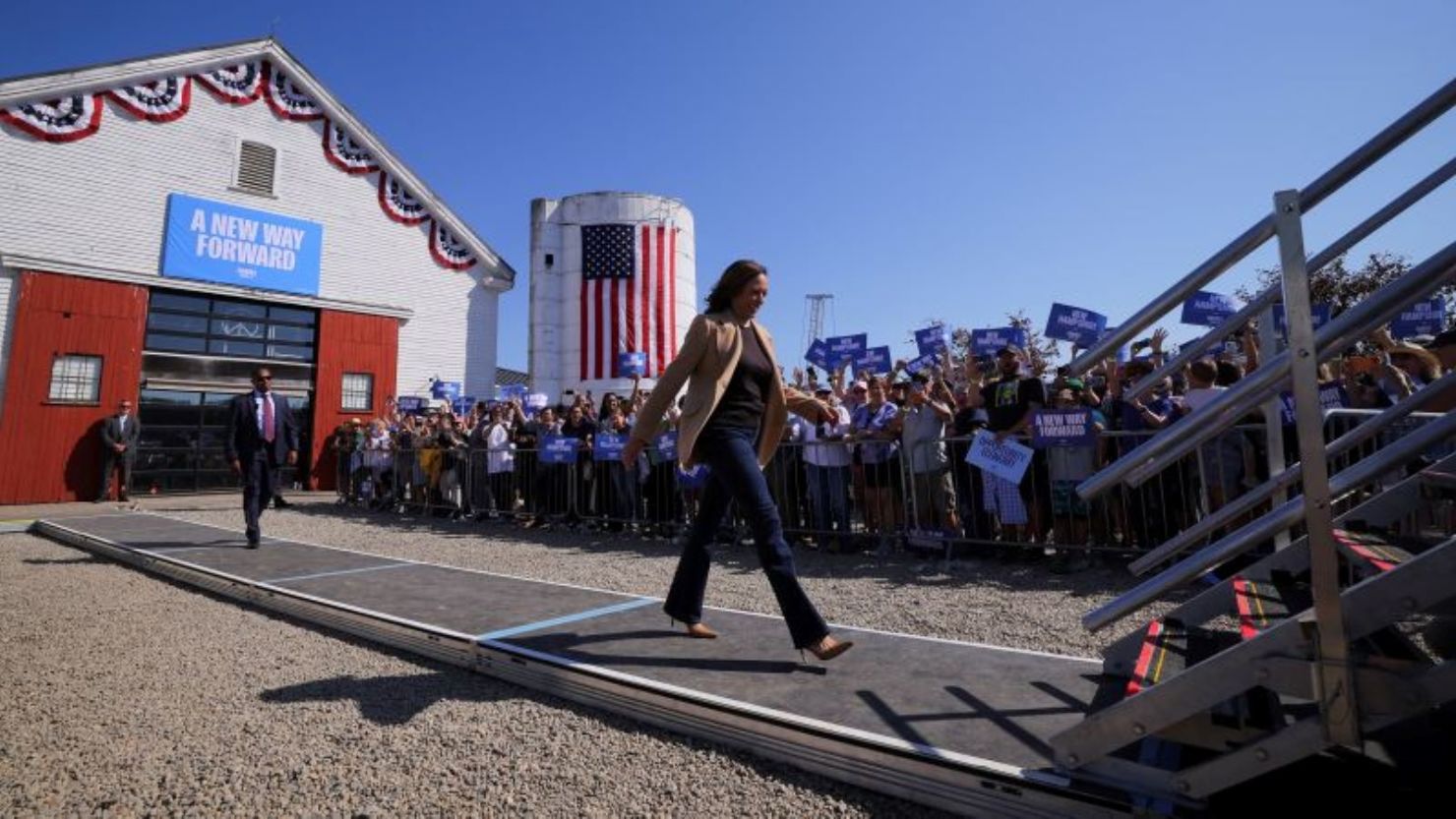 La candidata presidencial demócrata y vicepresidenta de EE.UU., Kamala Harris, camina mientras asiste a un evento de campaña en North Hampton, New Hampshire, EE.UU., el 4 de septiembre de 2024.