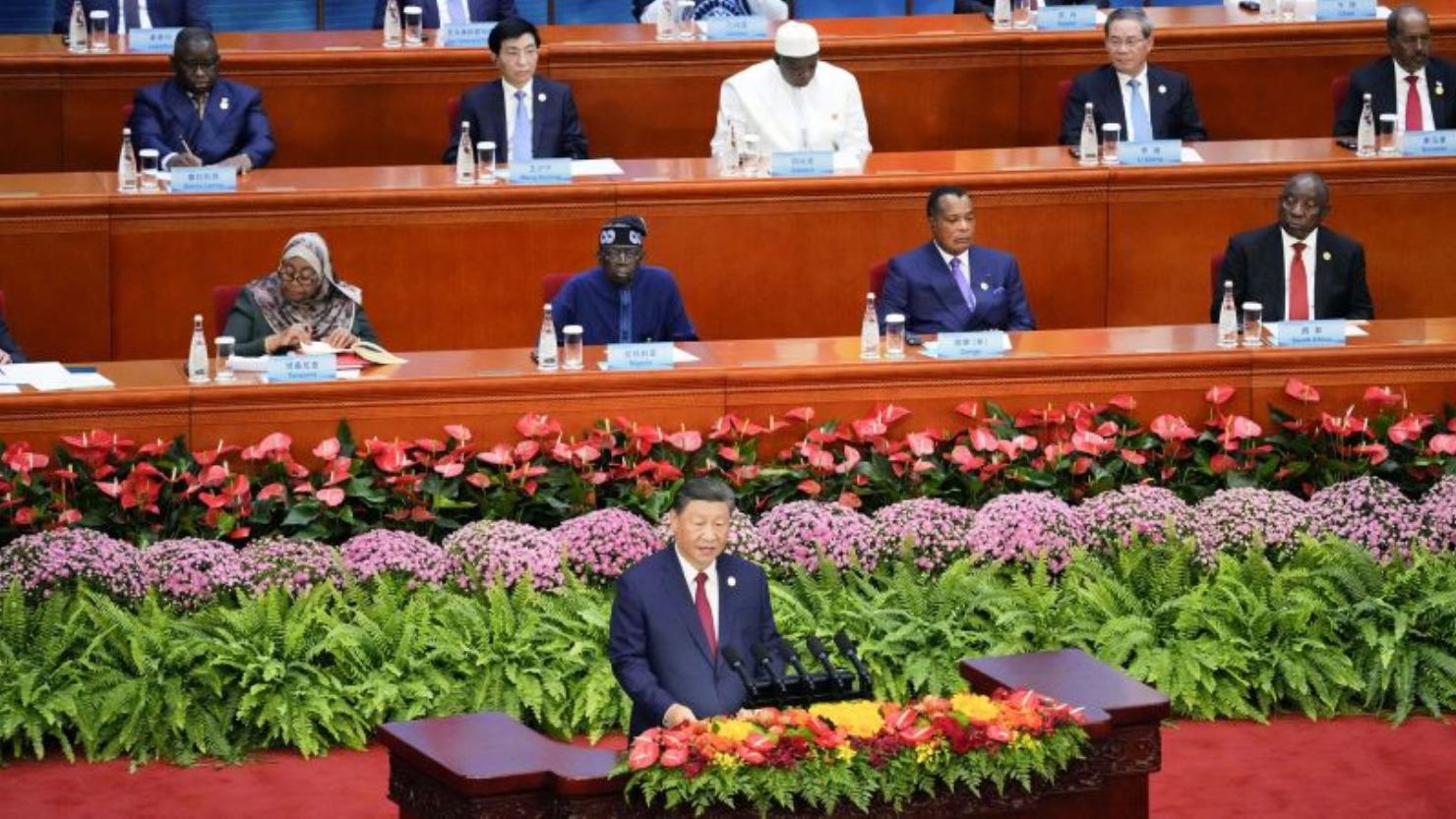 El líder chino Xi Jinping pronuncia un discurso en la ceremonia de apertura de una cumbre del Foro de Cooperación China-África en Beijing el 5 de septiembre.