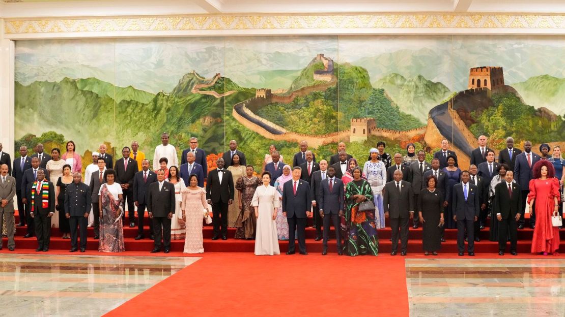 El líder chino Xi Jinping y su esposa Peng Liyuan posan para una foto grupal con líderes de naciones africanas antes de una cena de gala en Beijing el 4 de septiembre.