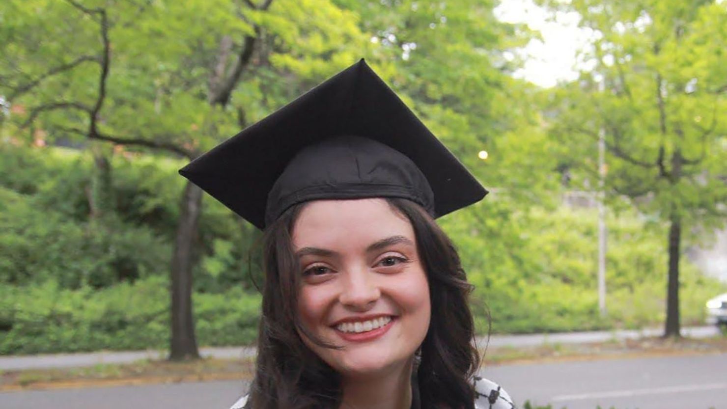 La activista estadounidense-turca Aysenur Eygi en una foto familiar de su graduación en la Universidad de Washington esta primavera pasada.