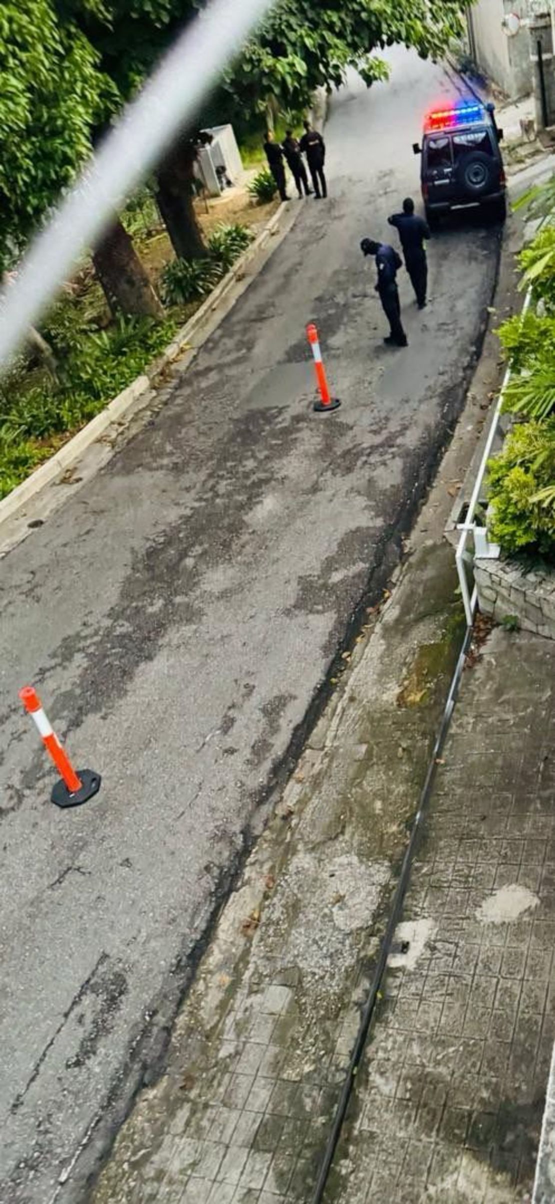 Imagen de las fuerzas de seguridad venezolanas afuera de la embajada de Argentina.