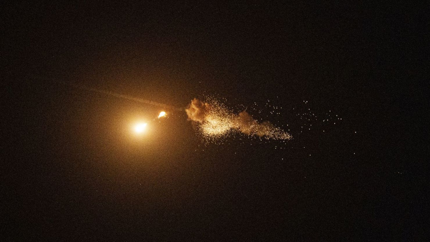 La defensa aérea ucraniana intercepta un dron Shahed en pleno vuelo durante un ataque aéreo ruso contra la capital en Kyiv, Ucrania, el 7 de septiembre de 2024.
