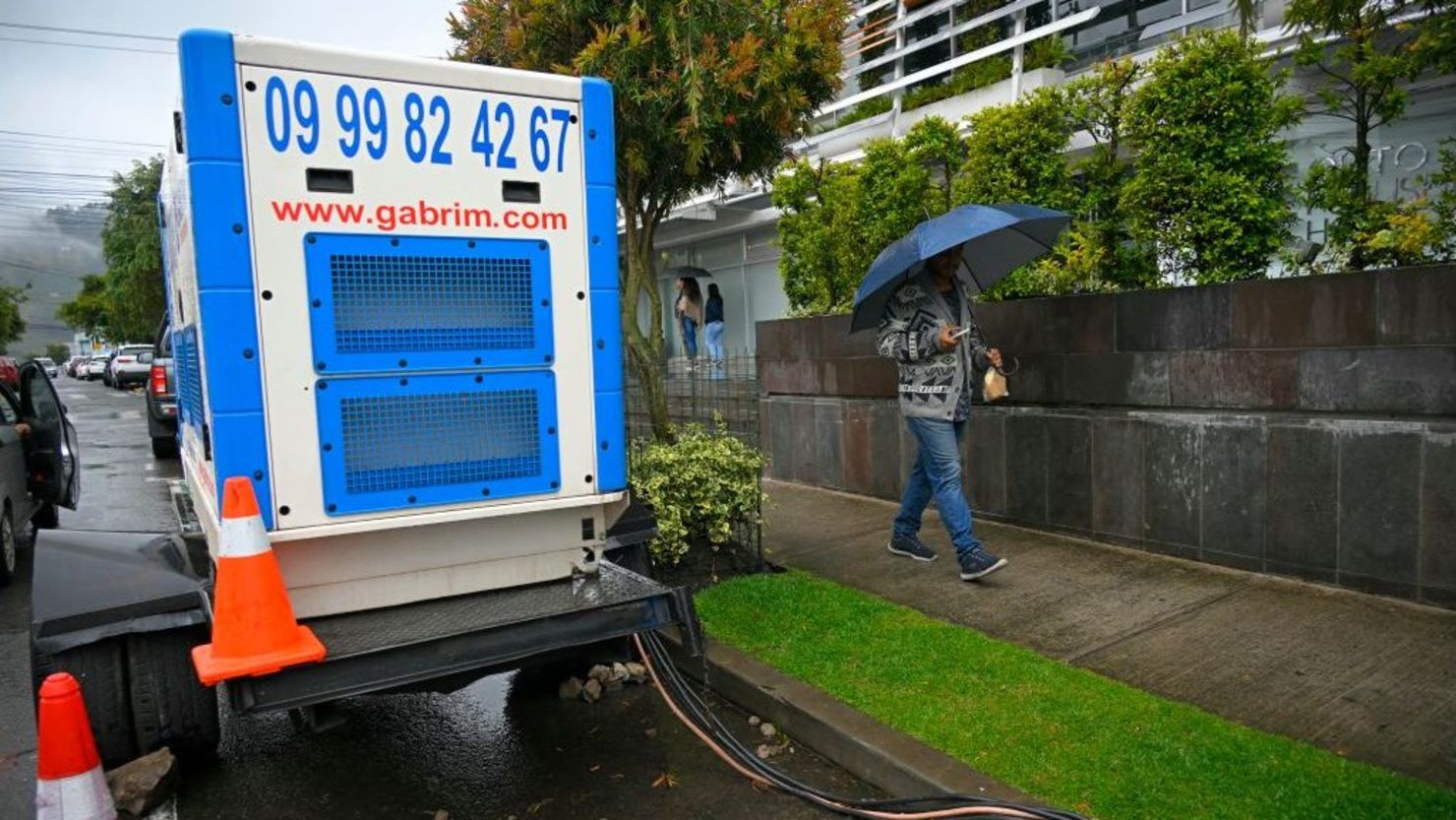 Un hombre camina junto a un generador de electricidad en Quito, el 19 de abril de 2024,  en una imagen de archivo