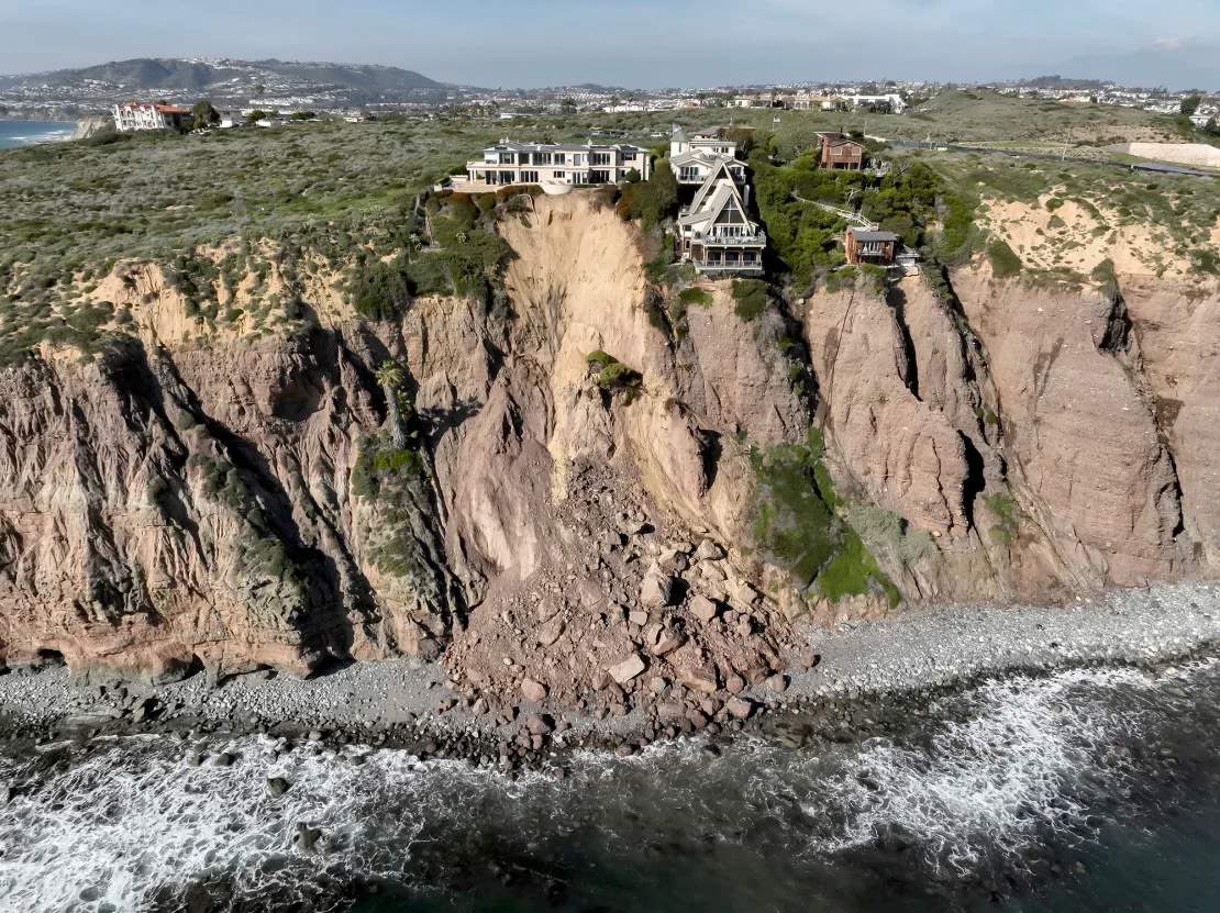 Casas de lujo en peligro de caer debido a un deslizamiento de tierra tras fuertes lluvias, en Dana Point, California, el 15 de febrero de 2024.