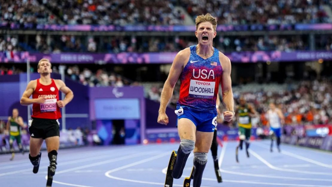 Hunter Woodhall celebra tras ganar su medalla de oro paralímpica.