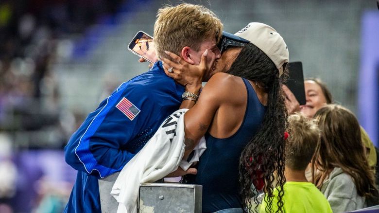 El medallista de oro Hunter Woodhall del Equipo de Estados Unidos besa a su esposa Tara Davis-Woodhall del Equipo de Estados Unidos después de la ceremonia de entrega de medallas de los 400m - T62 masculinos en el noveno día de los Juegos Paralímpicos de Verano de París 2024 en el Stade de  el 6 de septiembre de 2024 en París, Francia.