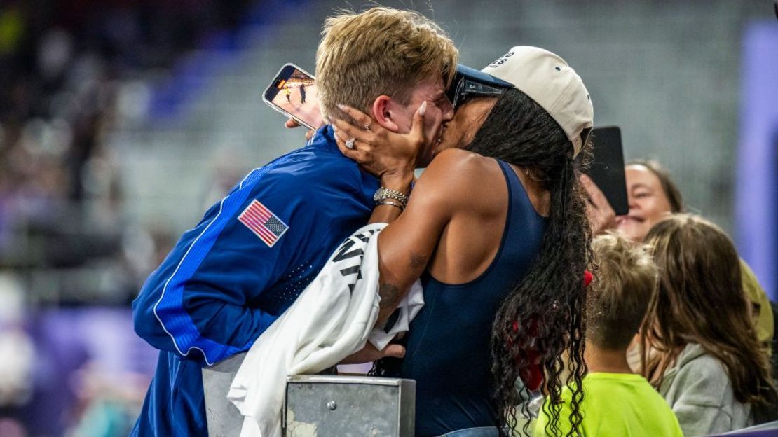 El medallista de oro Hunter Woodhall del Equipo de Estados Unidos besa a su esposa Tara Davis-Woodhall del Equipo de Estados Unidos después de la ceremonia de entrega de medallas de los 400m - T62 masculinos en el noveno día de los Juegos Paralímpicos de Verano de París 2024 en el Stade de France el 6 de septiembre de 2024 en París, Francia.