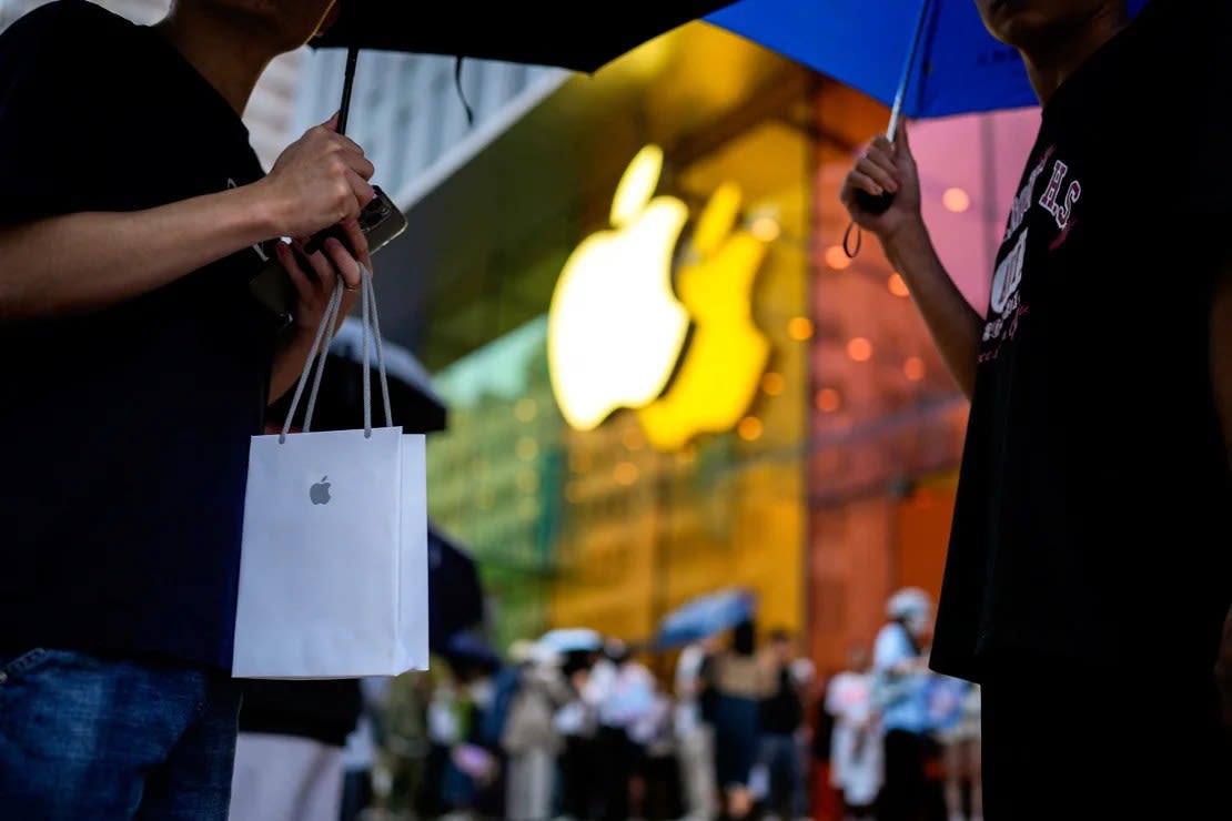 Un hombre sostiene una bolsa con un nuevo iPhone el 22 de septiembre de 2023 cuando el iPhone 15 de Apple salió a la venta en Shanghai, China.