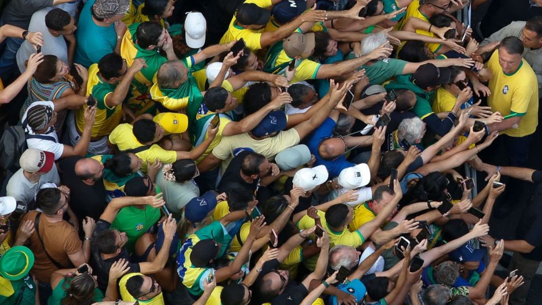 El expresidente brasileño Jair Bolsonaro (d) saluda a sus partidarios durante un mitin del día de la Independencia en Sao Paulo, Brasil, el 7 de septiembre de 2024. (Foto: MIGUEL SCHINCARIOL/AFP via Getty Images).