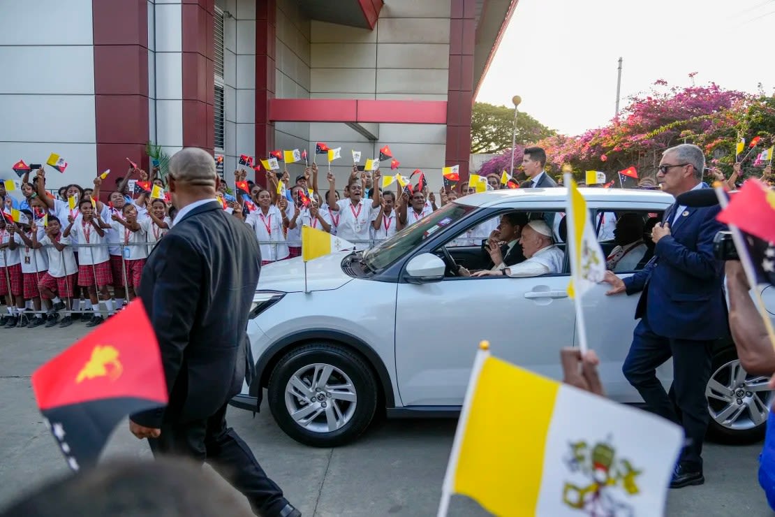 El papa Francisco llega a la Escuela Secundaria Técnica Caritas en Port Moresby este sábado.