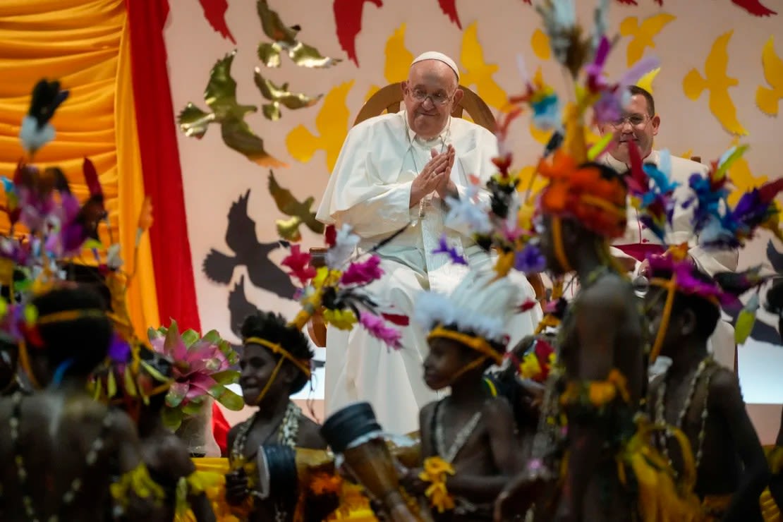 El papa Francisco asiste a una danza tradicional realizada por los alumnos de la Escuela Secundaria Técnica Caritas en Port Moresby el sábado.