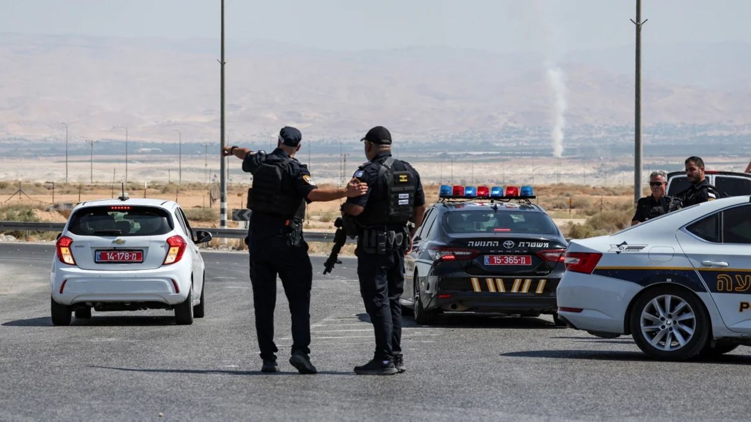 Las fuerzas de seguridad israelíes se reúnen en el lugar del ataque cerca del cruce de Allenby este domingo.