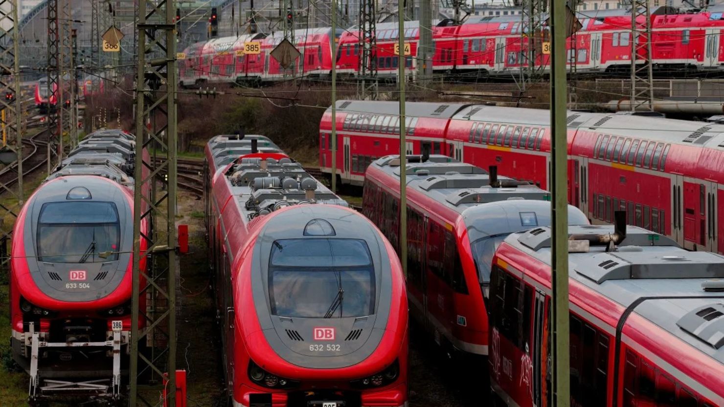 Trenes de Deutsche Bahn fuera de la estación central de trenes en Frankfurt, Alemania, el 6 de marzo. Kai Pfaffenbach/Reuters/Archivo