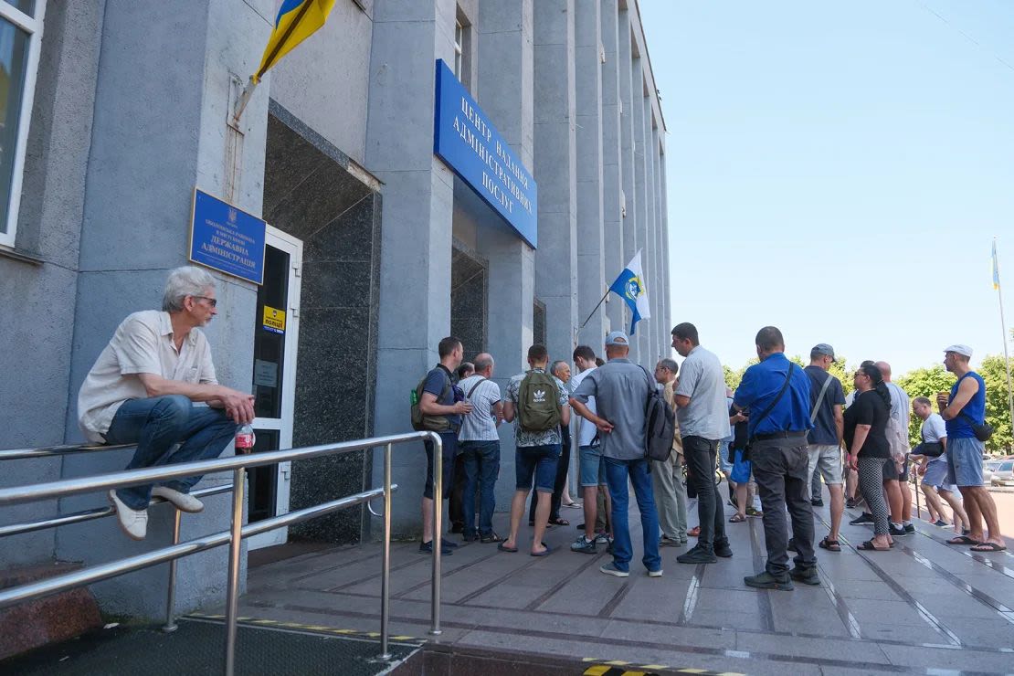 Los reclutas ucranianos esperan en filas fuera del Centro de Servicios Administrativos para actualizar sus datos de registro el 12 de julio de 2024 en Kyiv, Ucrania.