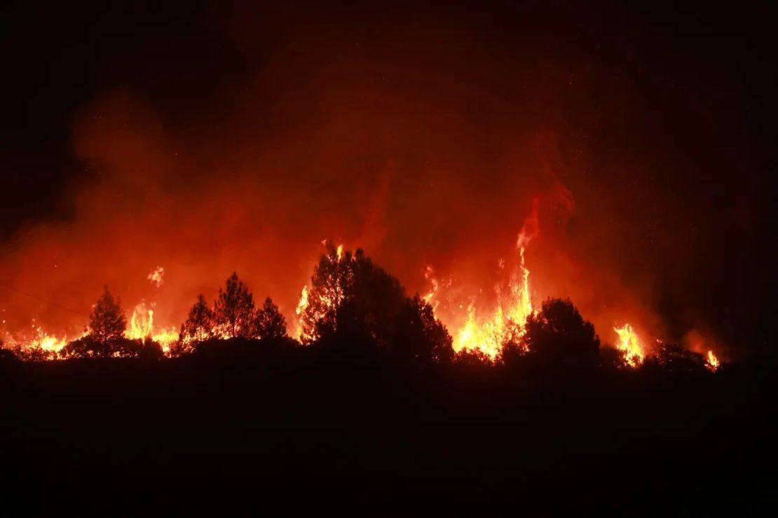 Las llamas arden junto a la autopista 330 cerca de Running Springs, California, el 7 de septiembre de 2024. David Swanson/AFP/Getty Images).