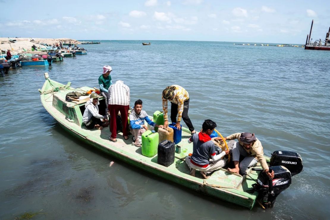 Pescadores en el lago Bardawil en el norte del Sinaí, Egipto, el 27 de abril de 2024. Crédito: Ali Moustafa/Getty Images.