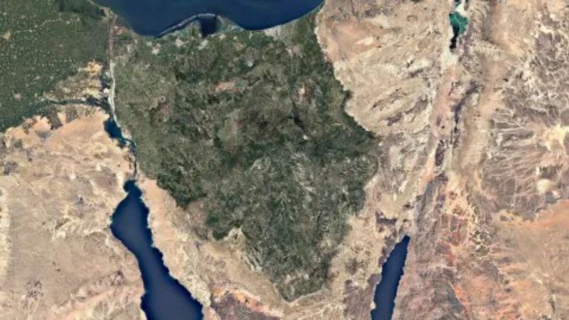 Una imagen satelital de la península del Sinaí en 2020 frente a una maqueta de cómo podría verse después de la reforestación en 2050. Crédito: The Weather Makers.