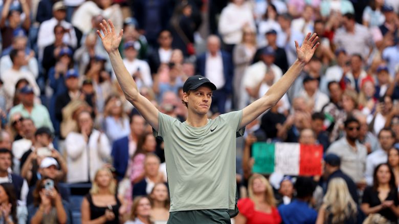 Jannik Sinner celebra después de derrotar a Taylor Fritz el 8 de septiembre de 2024 en el barrio de Flushing del distrito de Queens de la ciudad de Nueva York. Crédito: Sarah Stier/Getty Images