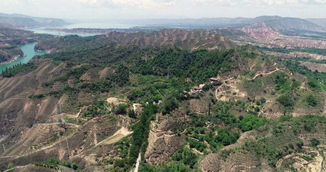 Montañas verdes y aguas azul verdosas del río Amarillo en la meseta de Loess en Yongjing, provincia de Gansu, China, 24 de julio de 2023. Crédito: Costfoto/NurPhoto/Getty Images.