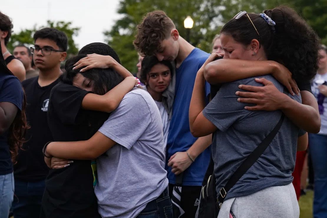 Miembros de la comunidad, estudiantes y personal de la escuela secundaria Apalachee se reúnen para una vigilia el 6 de septiembre de 2024 en Monroe, Georgia.