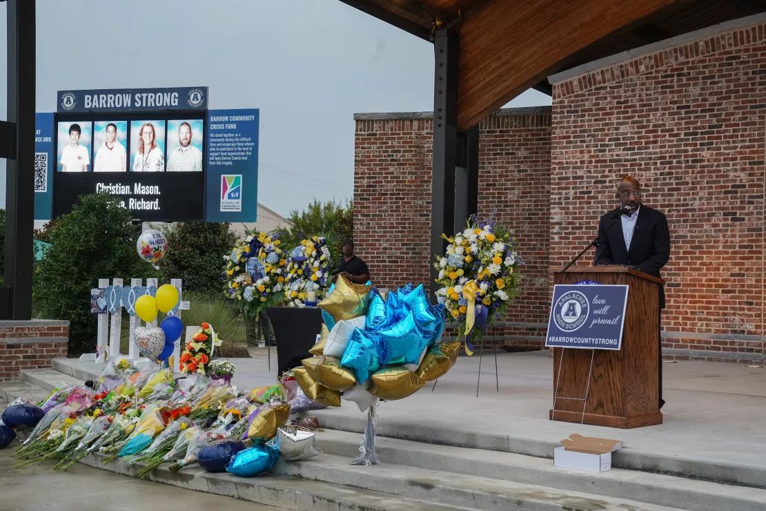 El senador Raphael Warnock habla con miembros de la comunidad, estudiantes y personal de la escuela secundaria Apalachee que se reunieron para una vigilia el 6 de septiembre en Monroe, Georgia.